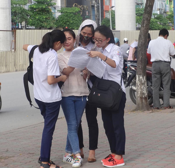 Kết thúc môn thi nhiều bạn trẻ vẫn cố gắng so đáp án để khẳng định bài thi của mình không có gì sai sót.