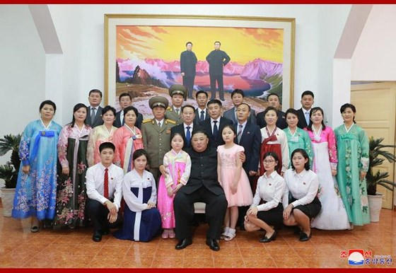 Chủ tịch Kim Jong-un chụp ảnh lưu niệm tại Đại sứ quán Triều Tiên ở Hà Nội. Ảnh KCNA