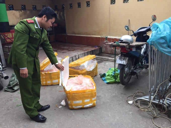Công an phường Mai Động đã phát hiện và bắt giữ được 3 thùng xốp chứa thịt và nầm lợn không rõ nguồn gốc xuất xứ