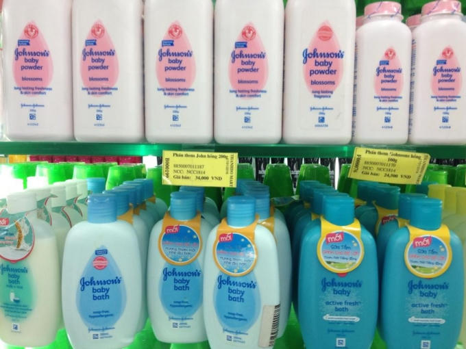 Nghi vấn trước phấn rôm của Jonhson &amp; Johnson chứa chất Talc gây ung thư (Ảnh Thanh Huyền)