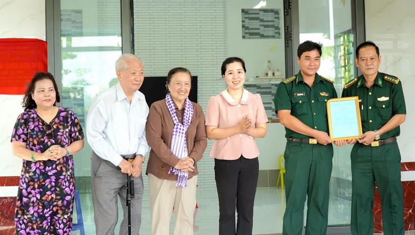 Trao nhà tình nghĩa cho Đại úy Trần Hoàng Tánh.