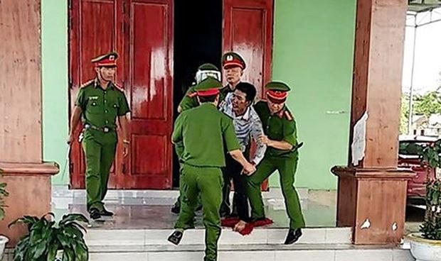 Quân bị lực lượng chức năng khống chế (ảnh cắt từ video của công an).