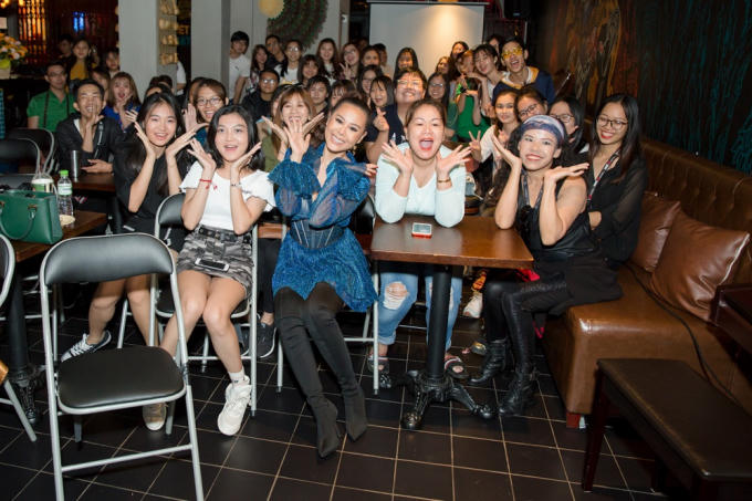 Nam Thư tuyên bố đã trả hết nợ, khui nút vàng YouTube trong buổi fanmeeting
