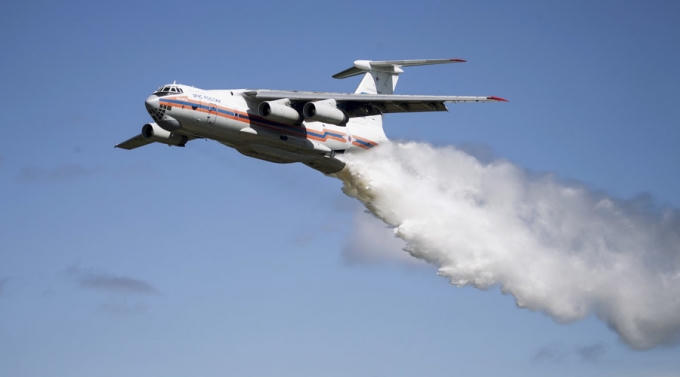 IL-76, biệt danh "quả bom nước" là loại máy bay chữa cháy lớn nhất thế giới. (Ảnh: Sputnik)