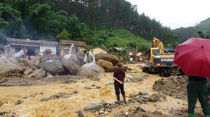 Chính quyền địa phương huy động hàng chục máy xúc hoạt động suốt ngày đêm để phá đá và dọn dẹp bùn đất.