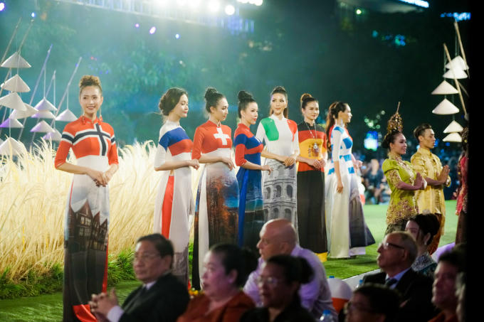 Lý Nhã Kỳ lại gây 'náo loạn' lễ khai mạc Lễ hội áo dài TP.HCM 2018