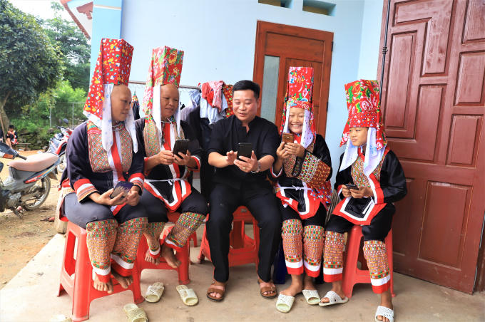 Lãnh đạo xã Đồng Tâm hướng dẫn nhân dân cài zalo trên điện thoại thông minh.