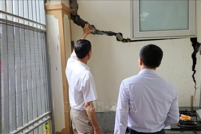 Nhà người dân khu đô thị Văn Phú bị nứt toác (Ảnh chụp ngày 3/4). Ảnh: Mạnh Khánh/TTXVN.