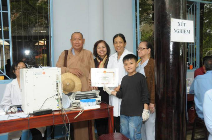 Tổ chức đoàn bác sĩ đi khám bệnh tại các tỉnh.