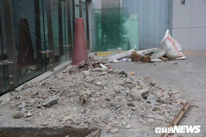 Vật liệu x&acirc;y dựng ngổn ngang ở nơi đ&acirc;y.