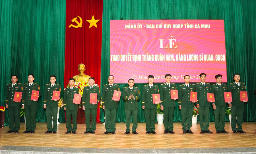 Đại tá Nguyễn Quang Hà – Phó Chính ủy Ban Chỉ huy BĐBP tỉnh Cà Mau, trao Quyết định thăng quân hàm cấp Đại úy, Thượng úy.