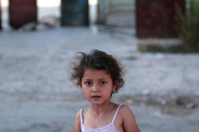 Một em bé ở thành phố Manbij thân thiện với lực lượng SDF. (Ảnh: Reuters)