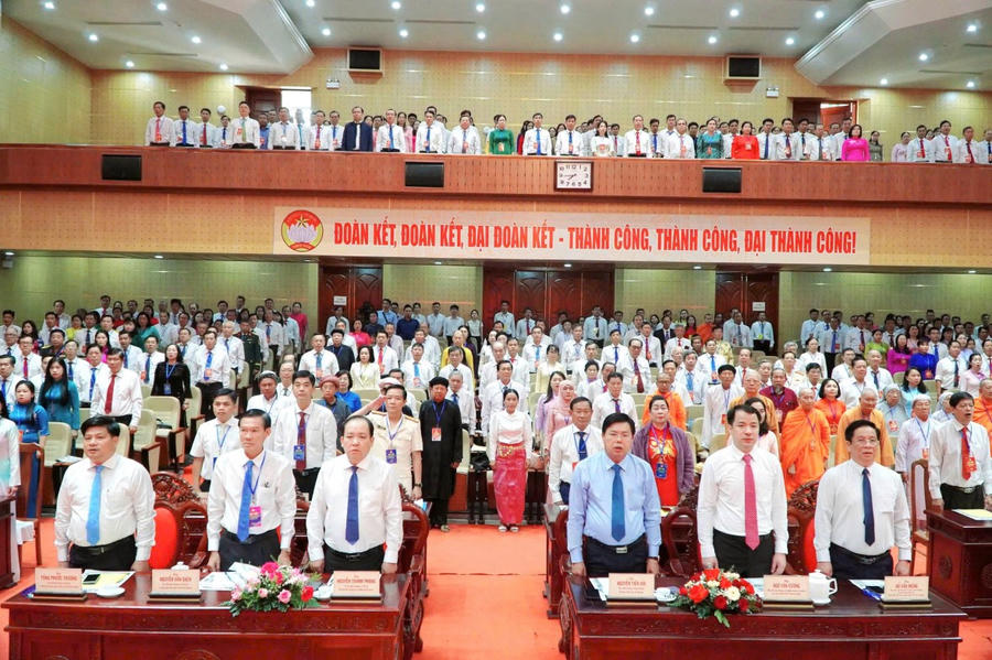 Đại biểu dự đại hội thực hiện nghi thức chào cờ.