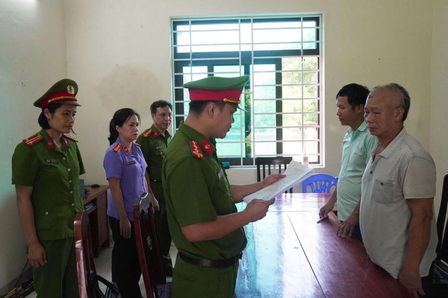Cơ quan Cảnh sát điều tra Công an tỉnh thi hành quyết định khởi tố bị can Phan Văn Phòng ( đối tượng mang áo phông trắng). (Ảnh: Công an tỉnh Phú Thọ)