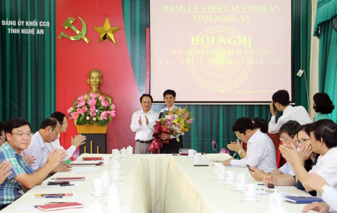 Bí thư Đảng ủy Khối Các cơ quan tỉnh Nghệ An Nguyễn Nam Đình chúc mừng đồng chí Chu Bá Long.