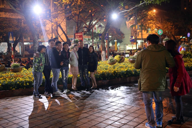 Tối cùng ngày, nhiều bạn trẻ đổ đến công viên và các tiểu cảnh hoa ven sông Hàn để du xuân, chụp ảnh kỷ niệm.