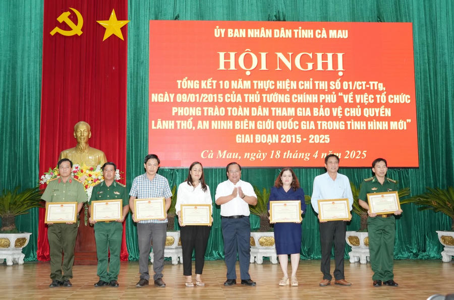Ông Nguyễn Minh Luân - Ủy viên BTV Tỉnh ủy, Phó Chủ tịch UBND tỉnh Cà Mau tặng Bằng khen của UBND tỉnh cho các tập thể.