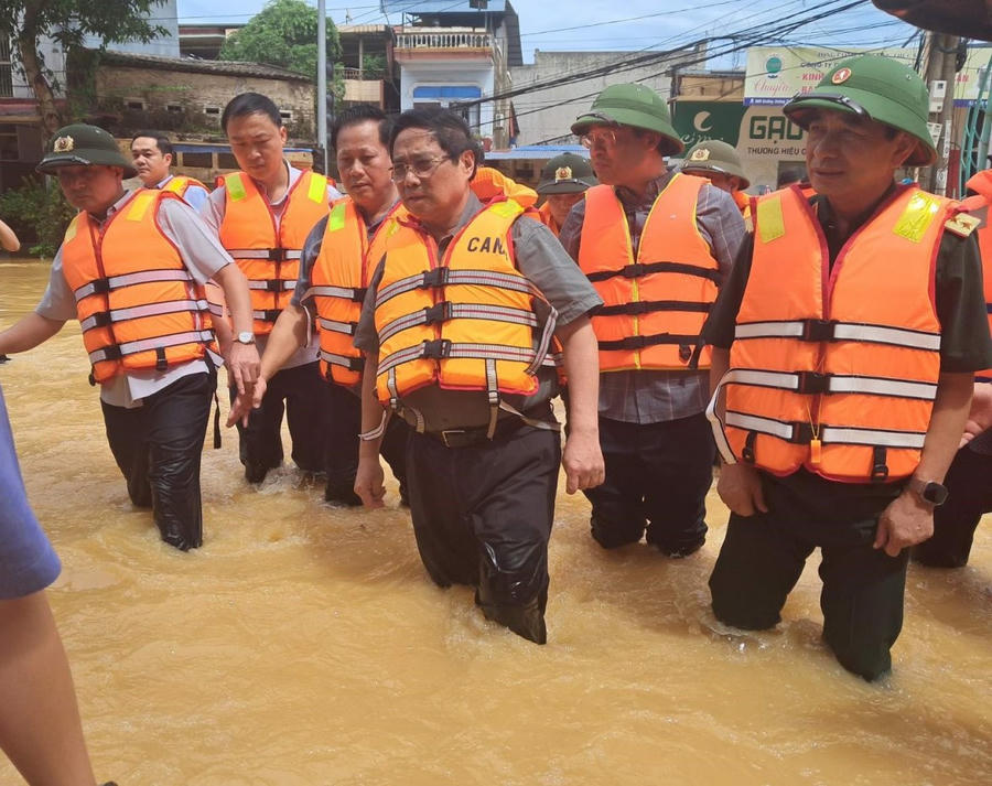 Thủ tướng Phạm Minh Chính tới Thái Nguyên thăm hỏi người dân, chỉ đạo khắc phục hậu quả mưa lũ - Ảnh: VGP.