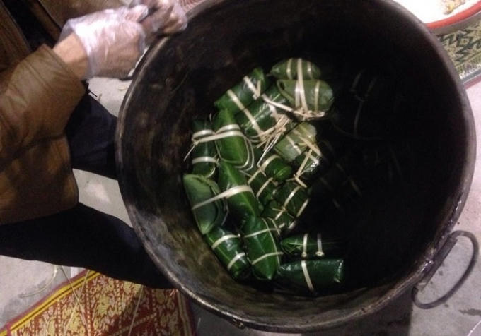 Những chiếc bánh hoàn thành được cho vào nồi chuẩn bị đun nấu (ảnh CTV)