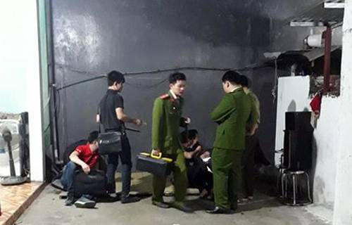 Cảnh sát khám nghiệm hiện trường.