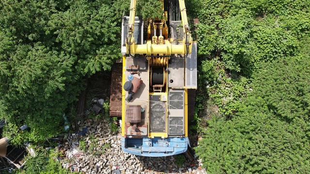 Chiếc máy xúc này đã nằm đây 3 năm