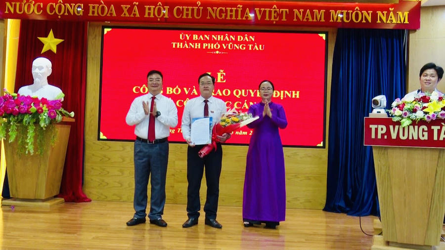 Ông Hoàng Vũ Thảnh - Chủ tịch UBND TP.Vũng Tàu, trao quyết định và tặng hoa chúc mừng tân Trưởng phòng Tư pháp TP.Vũng Tàu.