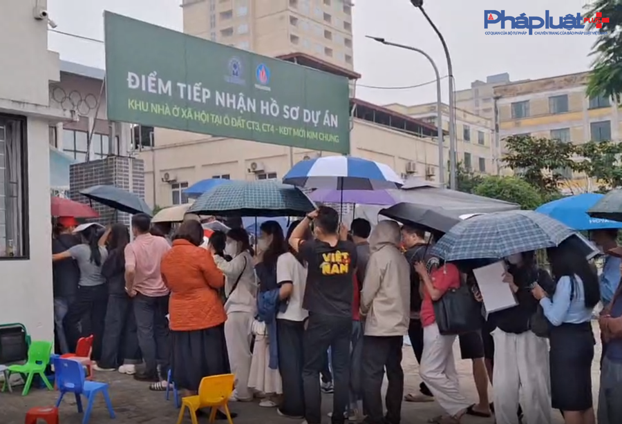 Người dân chen chân xếp thành hàng dài để nộp hồ sơ mua xuất nhà ở xã hội tại Dự án nhà ở xã hội CT3 Kim Chung (xã Thiên Lộc, Hà Nội).