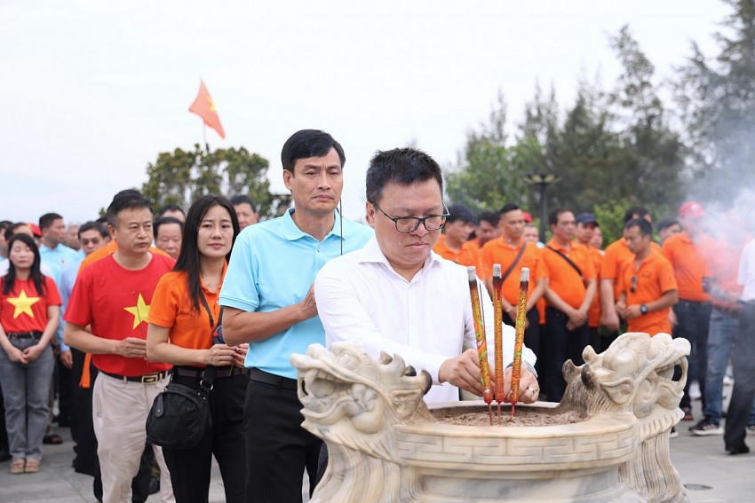 Đồng chí Lê Quốc Minh - UVTW Đảng, Tổng Biên tập báo Nhân dân, Phó Trưởng Ban Tuyên giáo Trung ương, Chủ tịch Hội Nhà báo Việt Nam dâng hương.