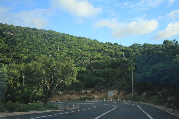 Đến với Ninh Thuận, điều đầu tiên du khách có thể trải nghiệm đó là thả hồn trên con đường ven biển  xuyên đồi cát đẹp nhất Việt Nam, được bao bọc bởi những dãy núi cao vút tầm mắt.