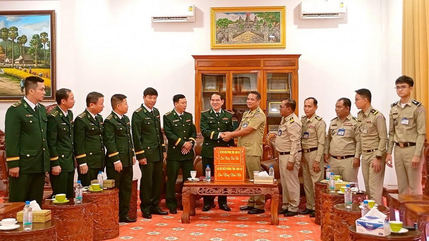 BĐBP tỉnh Long An tặng quà, chúc tết lực lượng Ty Công an tỉnh Pray Veng. Ảnh: Luận Quân Phương