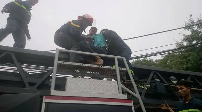 Người đàn ông được lực lượng chức năng không chế thành công.