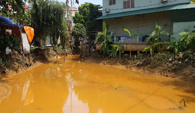 Kênh Ba La bị nhuộm một màu vàng đục.
