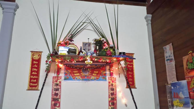Bàn thơ trang trí hai cây mía.