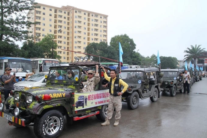 Người dân TP Vinh được chiêm ngưỡng những chiếc xe Jeep đầy đủ chủng loại.
