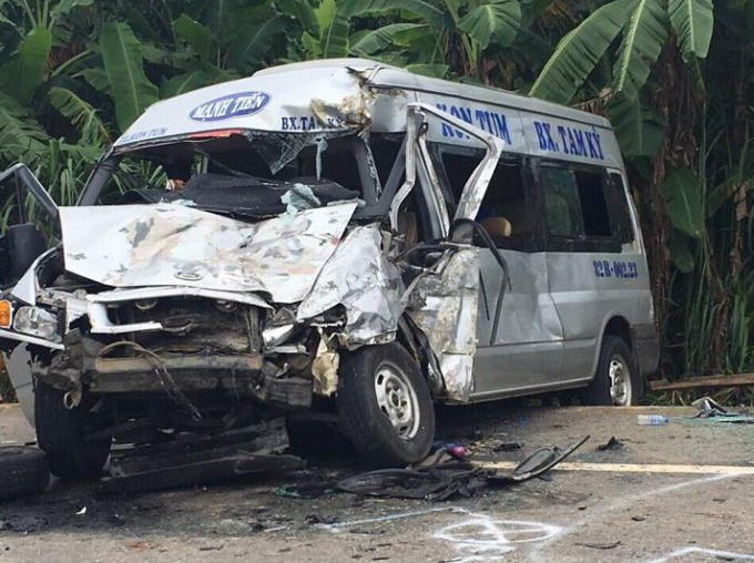 Hiện trường một vụ tai nạn trên đường Hồ Chí Minh đoạn qua tỉnh Kon Tum làm 14 người thương vong.