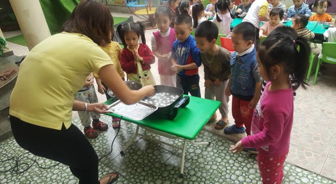 Riêng phần vớt bánh, do có nước nóng nên cô giáo giúp các bé hoàn thành công đoạn này.