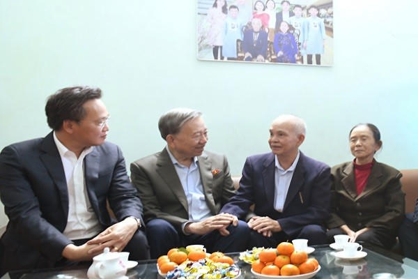Tổng Bí thư Tô Lâm ân cần thăm hỏi sức khỏe thương binh Nguyễn Trọng Hiếu.