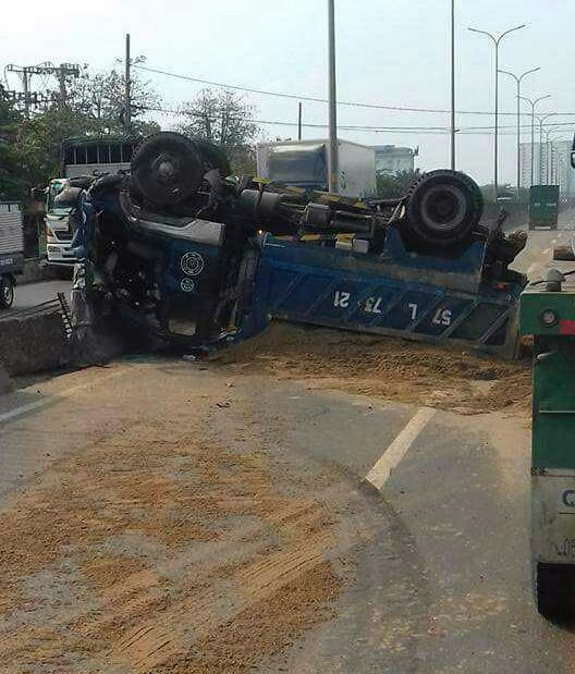 Chiếc xe ben lật chỏng bánh lên trời.