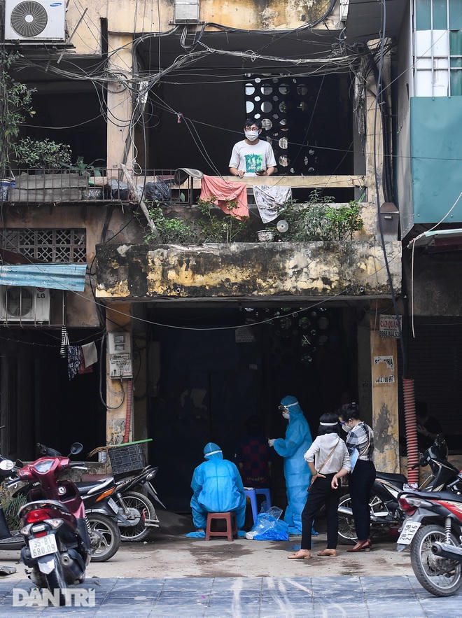 Đặc thù của khu vực này là đông dân, nhiều ngõ ngách, bên trong là nhiều khu trọ chật hẹp, các khu tập thể cũ.