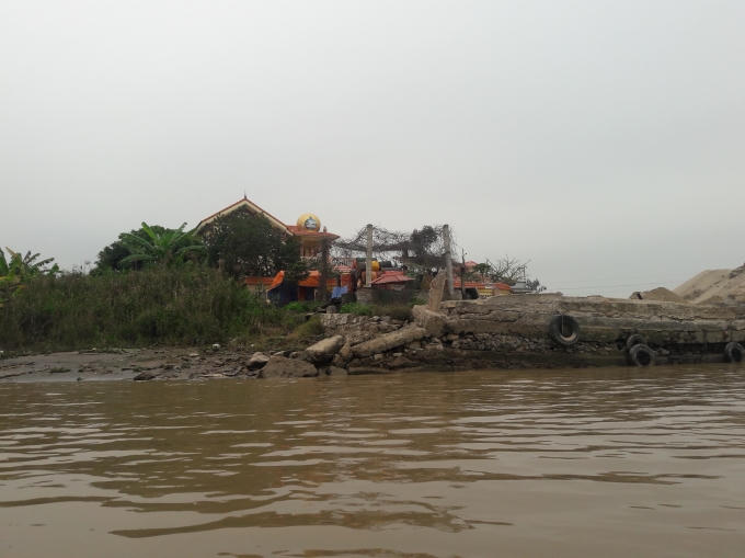 Biệt thự khủng “mọc” trên hành lang thoát lũ.