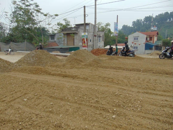 Thậm chí nhiều khi đang san lấp, san ủi mặt đường nhưng đơn vị thi công vẫn không có rào chắn, biển báo hiệu hoặc người hướng dẫn khiến nhiều người đi đường gặp rất nhiều khó khăn khi phải "lội" qua những đống vật liệu trên mặt đường.
