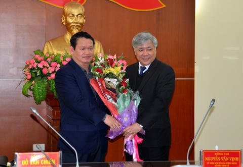 Thứ trưởng - phó chủ nhiệm Đỗ Văn Chiến chúc mừng đồng chí Nguyễn Văn Vịnh tại Lào Cai.