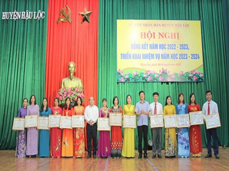 Lãnh đạo huyện Hậu Lộc tặng danh hiệu tập thể lao động tiên tiến xuất sắc năm học 2022 - 2023 của Chủ tịch UBND huyện cho 14 tập thể.