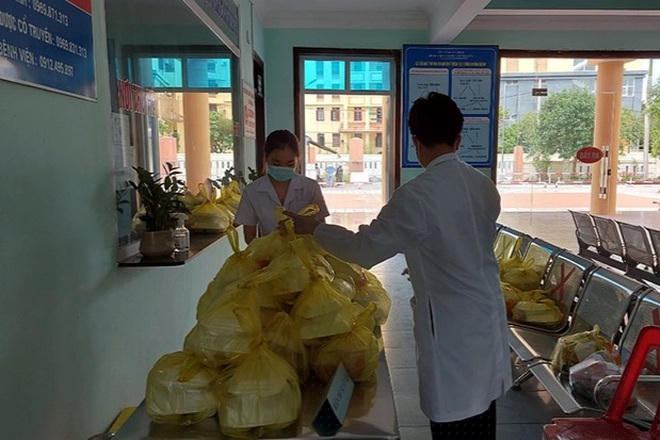 Đội ngũ y tế chuẩn bị cơm và đưa tới từng phòng cho bệnh nhân.
