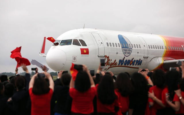 Chuyên cơ chở đội tuyển U23 Việt Nam hạ đáp xuống sân bay Nội Bài khoảng hơn 13h. (Ảnh: Quý Đoàn)