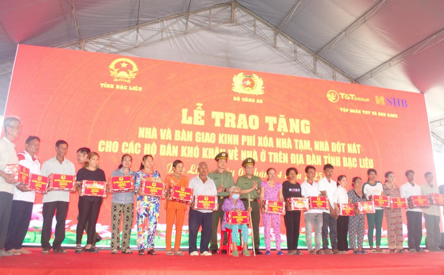 Đại tá Nguyễn Hồng Nguyên - Phó Chánh Văn phòng Bộ Công an (bên phải) cùng Đại tá Hồ Việt Triều - Ủy viên BTV Tỉnh ủy, Giám đốc Công an tỉnh Bạc Liêu, trao quà của Bộ trưởng Bộ Công an cho 20 gia đình thuộc hộ nghèo, cận nghèo khó khăn về nhà ở trên địa bàn tỉnh.