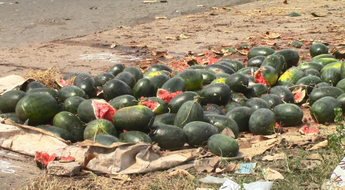 Nam thanh niên đứng bán dưa hấu đã tử vong sau khi bị xe bán tải tông trúng, kéo lê và cán qua người (Ảnh: Hà Bắc)