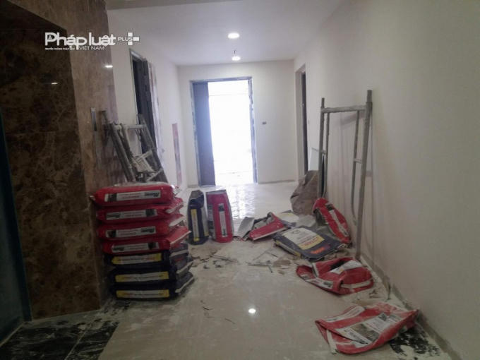 Vật liệu tập kết trước cửa phòng.