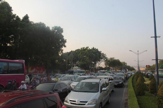 Hàng ngàn phương tiện nối đuôi nhau.