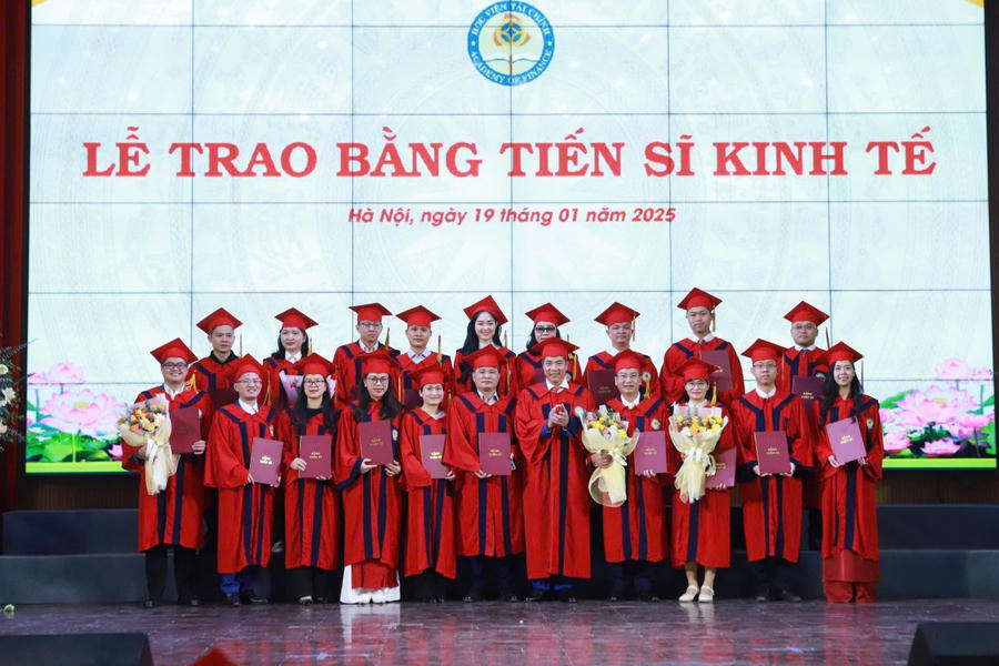 NGƯT. PGS.TS Nguyễn Đào Tùng trao bằng tốt nghiệp cho các tân tiến sĩ kinh tế năm 2024.